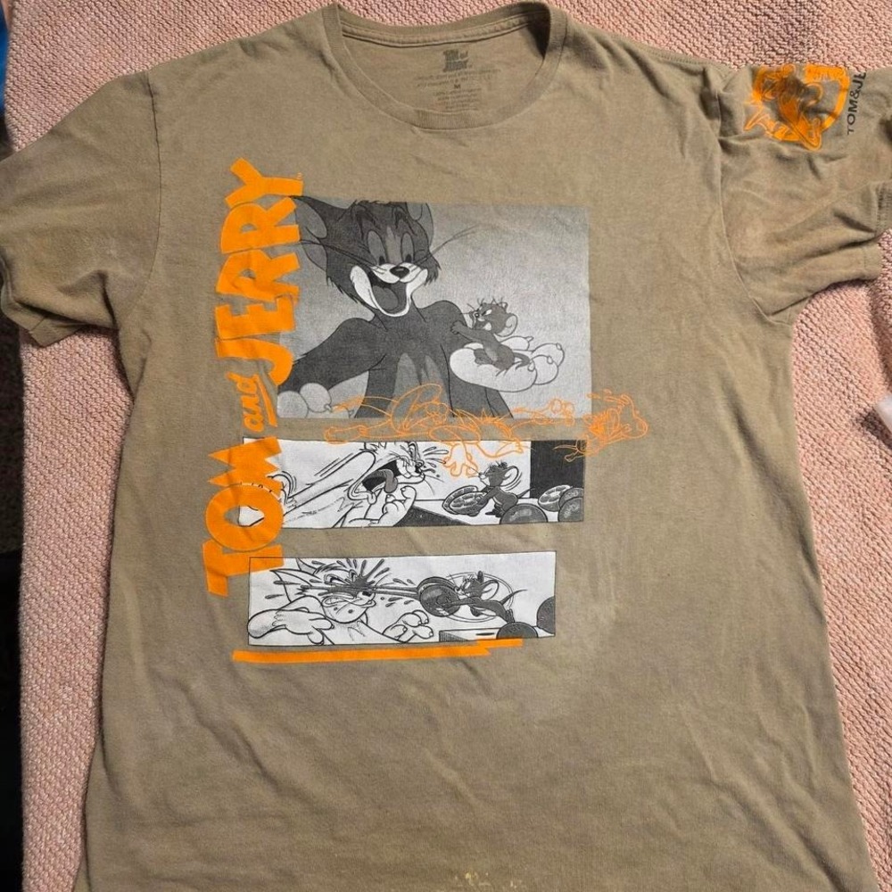 Tom & Jerry graphic tee with bold‎ orange accents